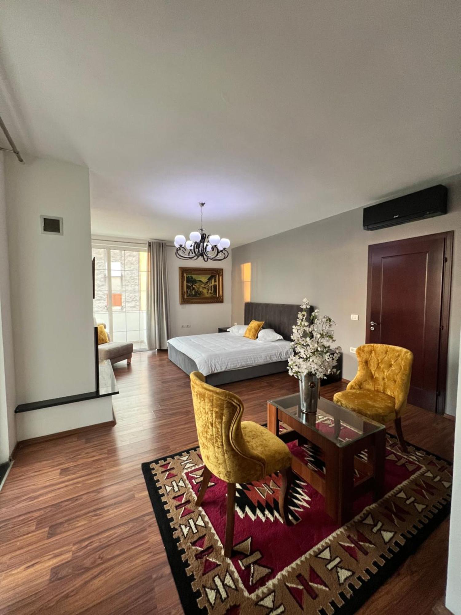 North Star Hostel Shkodër Екстериор снимка